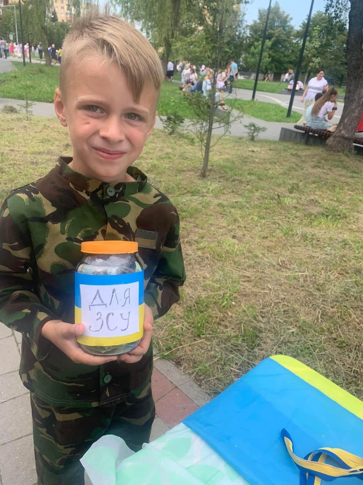 Не помешали холод и отключение электроэнергии: во Львове 6-летний мальчик собрал более 12 тыс. грн для ВСУ. Фото