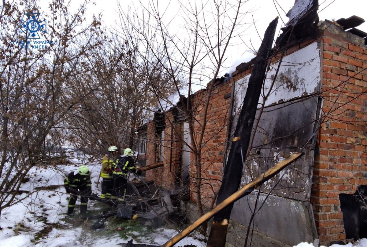 В Києві під час гасіння пожежі у відселеній будівлі виявили тіло людини. Фото