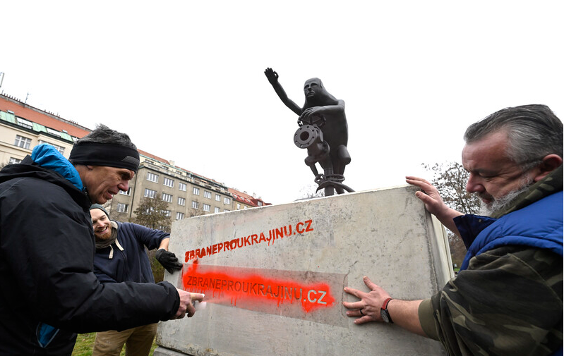 У Празі встановили красномовний пам'ятник Путіну з газовим краном у руках. Фото