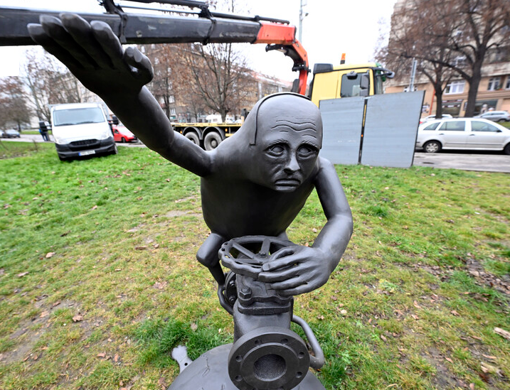 В Праге установили красноречивый памятник Путину с газовым краном в руках. Фото