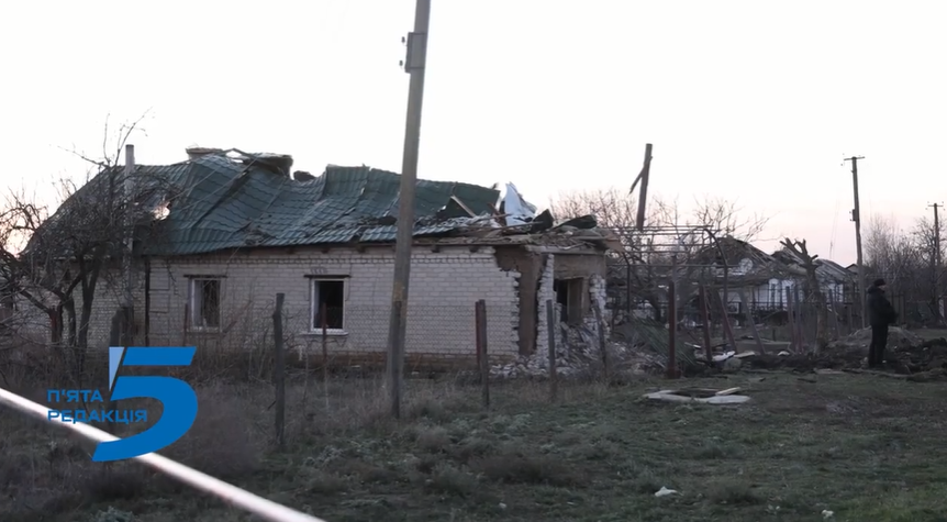 На місці прильоту – величезна вирва: з’явилося відео з Новософіївки на Запоріжжі, де російська ракета вбила двох людей 