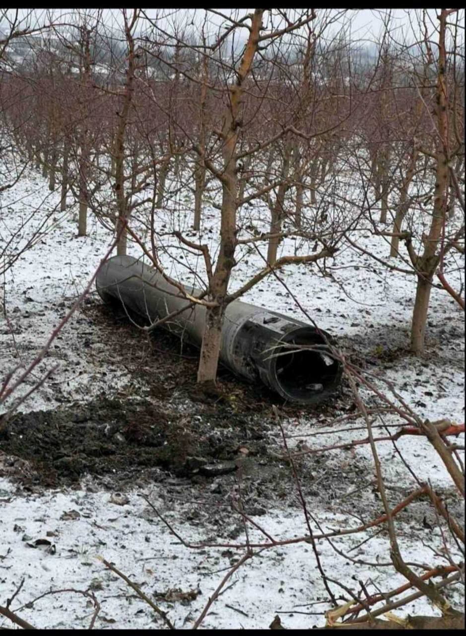 В Молдове вблизи города Бричаны обнаружили ракету, на месте работает полиция. Фото