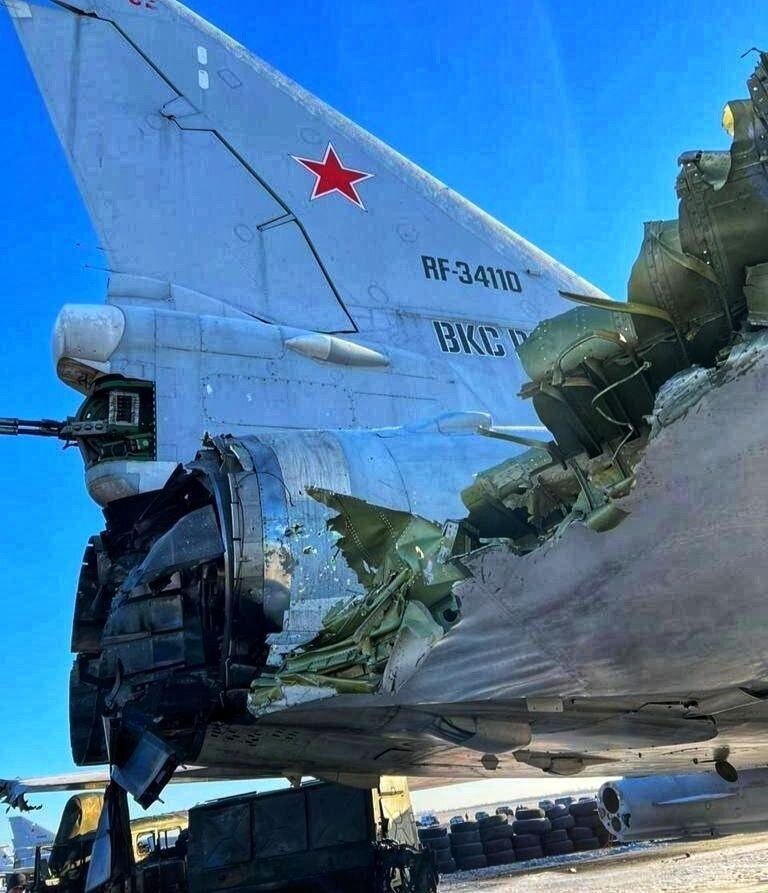 Появились первые фото российского бомбардировщика Ту-22М3 и топливозаправщика на аэродроме ''Дягилево'' возле Рязани, который был поражен БПЛА