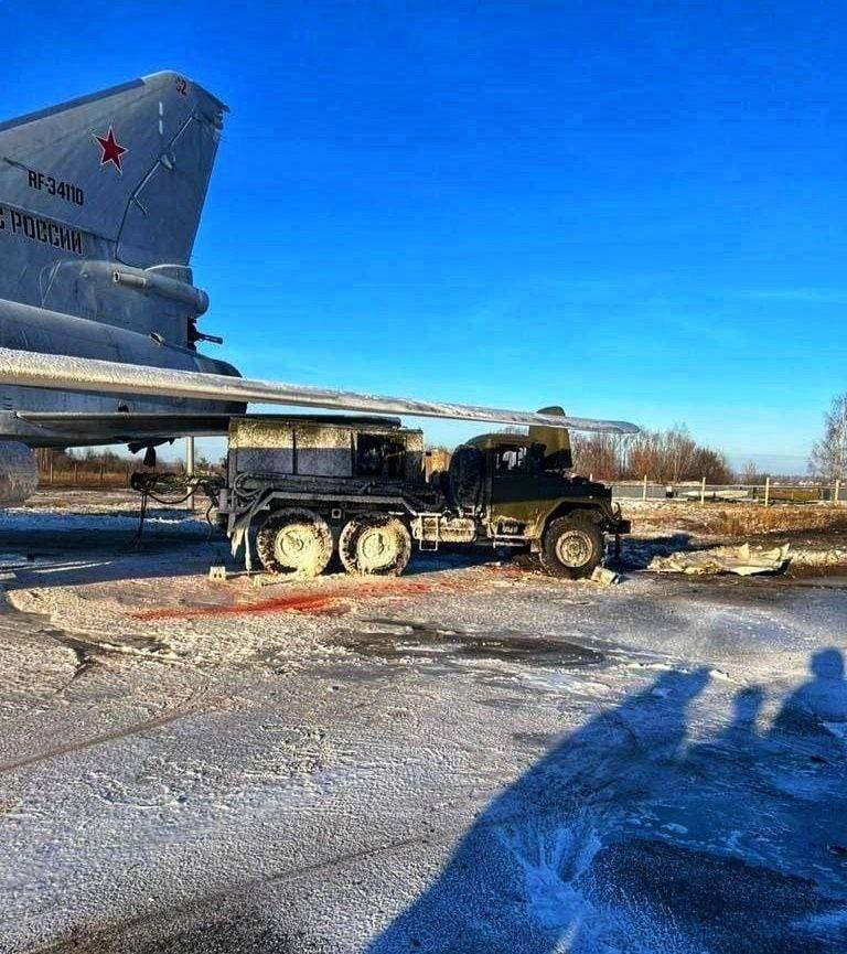 Появились первые фото российского бомбардировщика Ту-22М3 и топливозаправщика на аэродроме "Дягилево" возле Рязани, который был поражен БПЛА