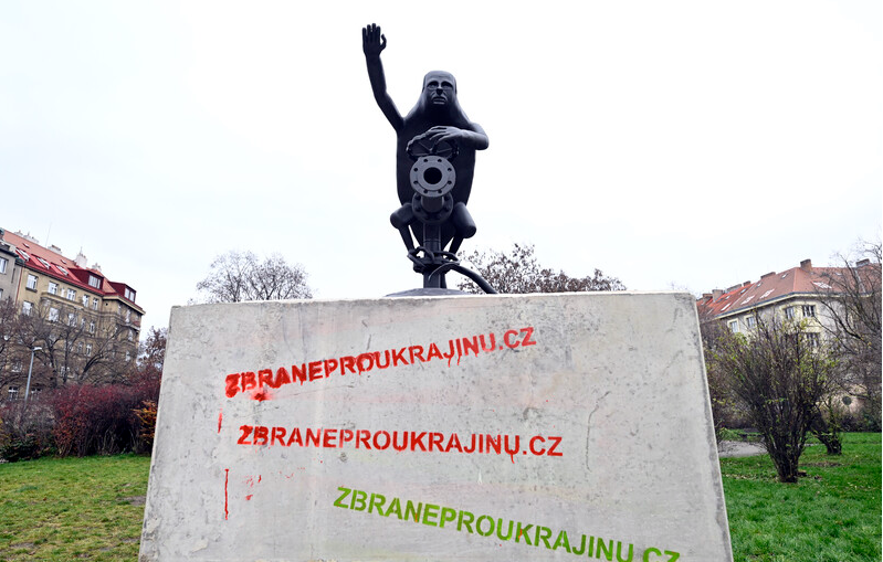 В Праге установили красноречивый памятник Путину с газовым краном в руках. Фото