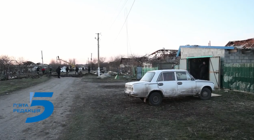 На місці прильоту – величезна вирва: з’явилося відео з Новософіївки на Запоріжжі, де російська ракета вбила двох людей 