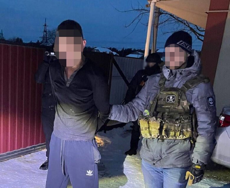 В Киеве задержали двух рецидивистов, которые жестоко избили мужчину и забрали у него более 2 млн грн. Фото