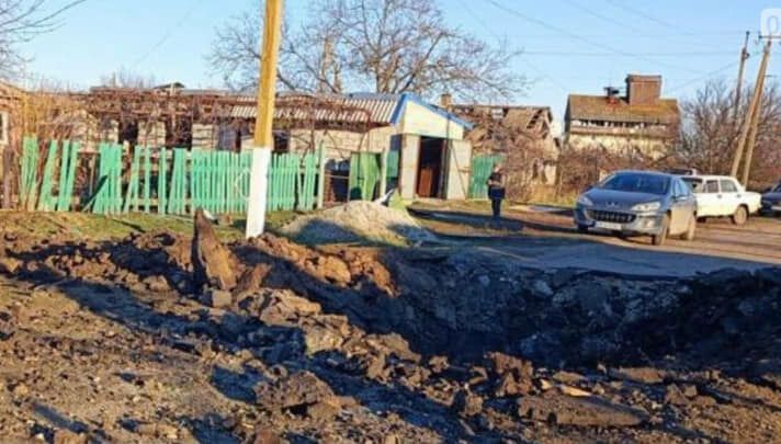На Запорожье российская ракета уничтожила дом и убила супругов, когда они провожали детей: подробности