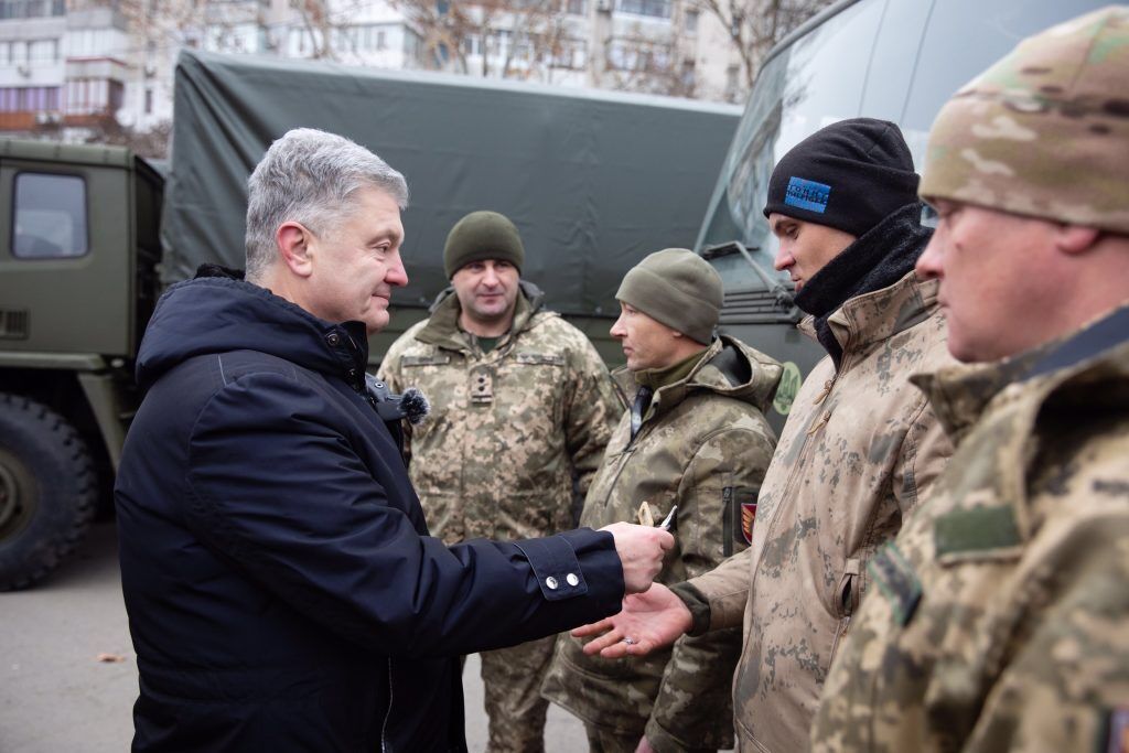 Порошенко привез в освобожденный Херсон грузовики для ВСУ: будет еще больше "бавовны"