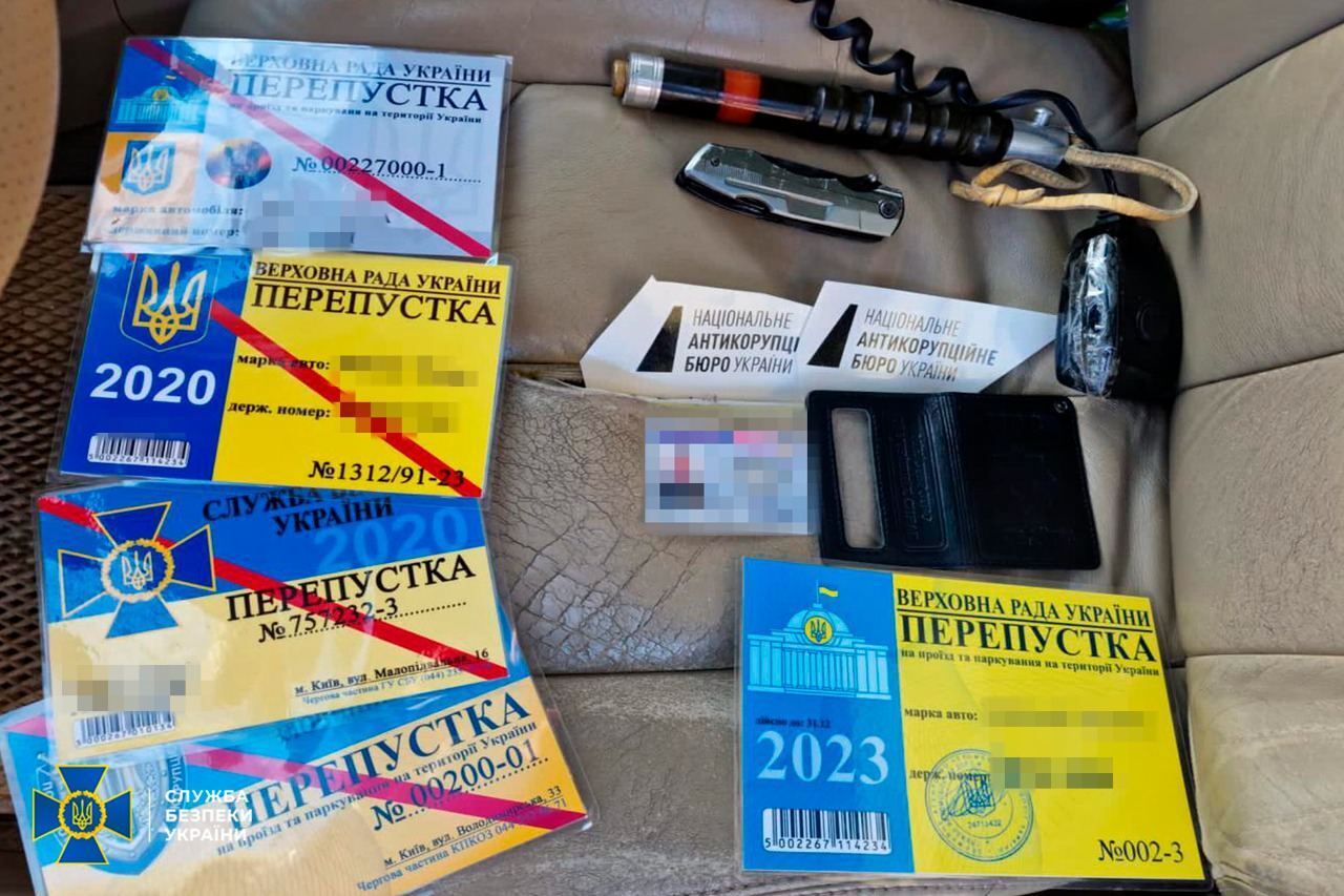 На Київщині викрили торговця фальшивими посвідченнями і перепустками: ''документи'' могли використовувати ворожі ДРГ. Фото