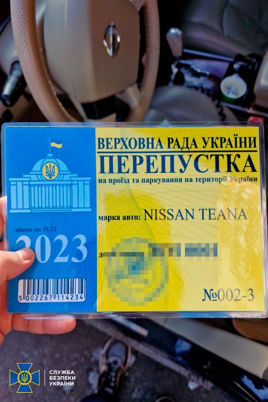 На Київщині викрили торговця фальшивими посвідченнями і перепустками: "документи" могли використовувати ворожі ДРГ. Фото