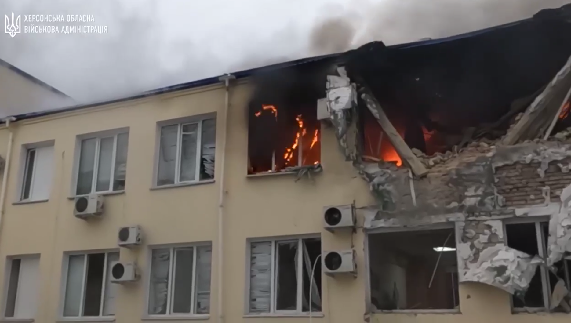 Окупанти вдарили по будівлі Херсонського водоканалу та житлових будинках: на місці прильоту почалася пожежа, є загиблий. Відео