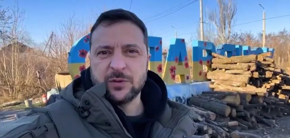 ''Вы защищаете нашу землю днем и ночью'': Зеленский прибыл с визитом на Донбасс и обратился к воинам ВСУ в день их праздника. Видео