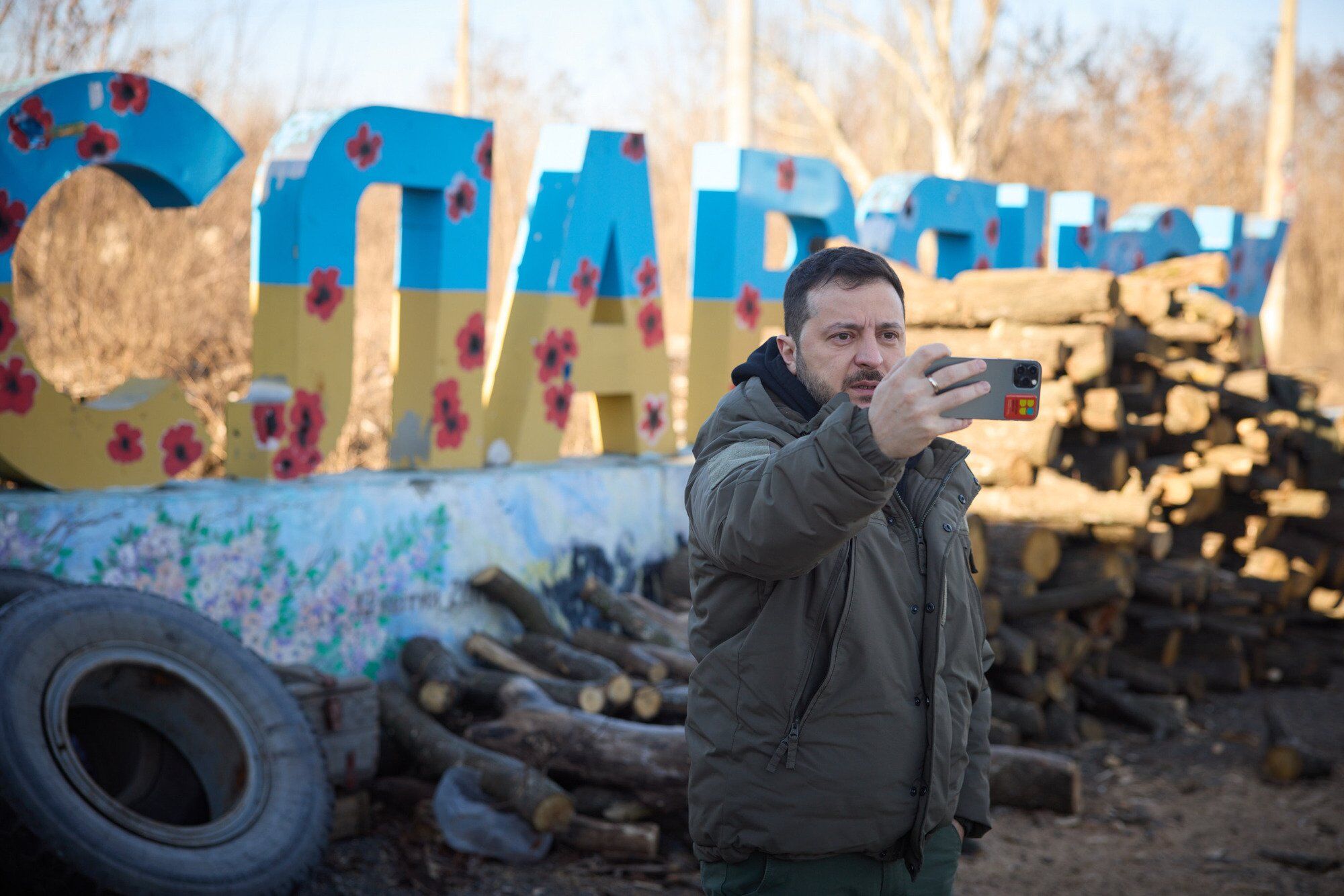''Ви бороните нашу землю вдень і вночі'': Зеленський прибув з візитом на Донбас і звернувся до воїнів ЗСУ в день їхнього свята. Відео