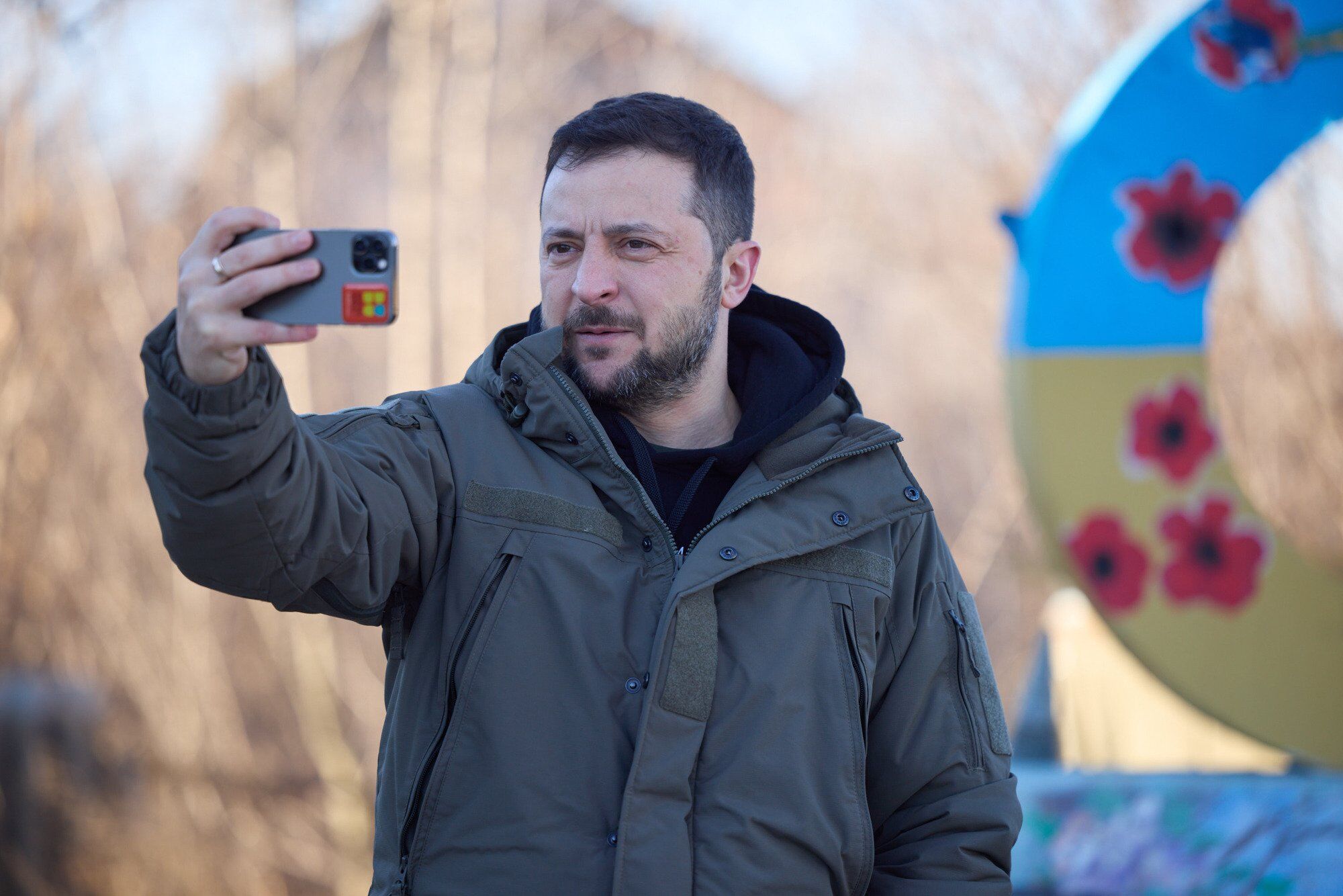 ''Вы защищаете нашу землю днем и ночью'': Зеленский прибыл с визитом на Донбасс и обратился к воинам ВСУ в день их праздника. Видео