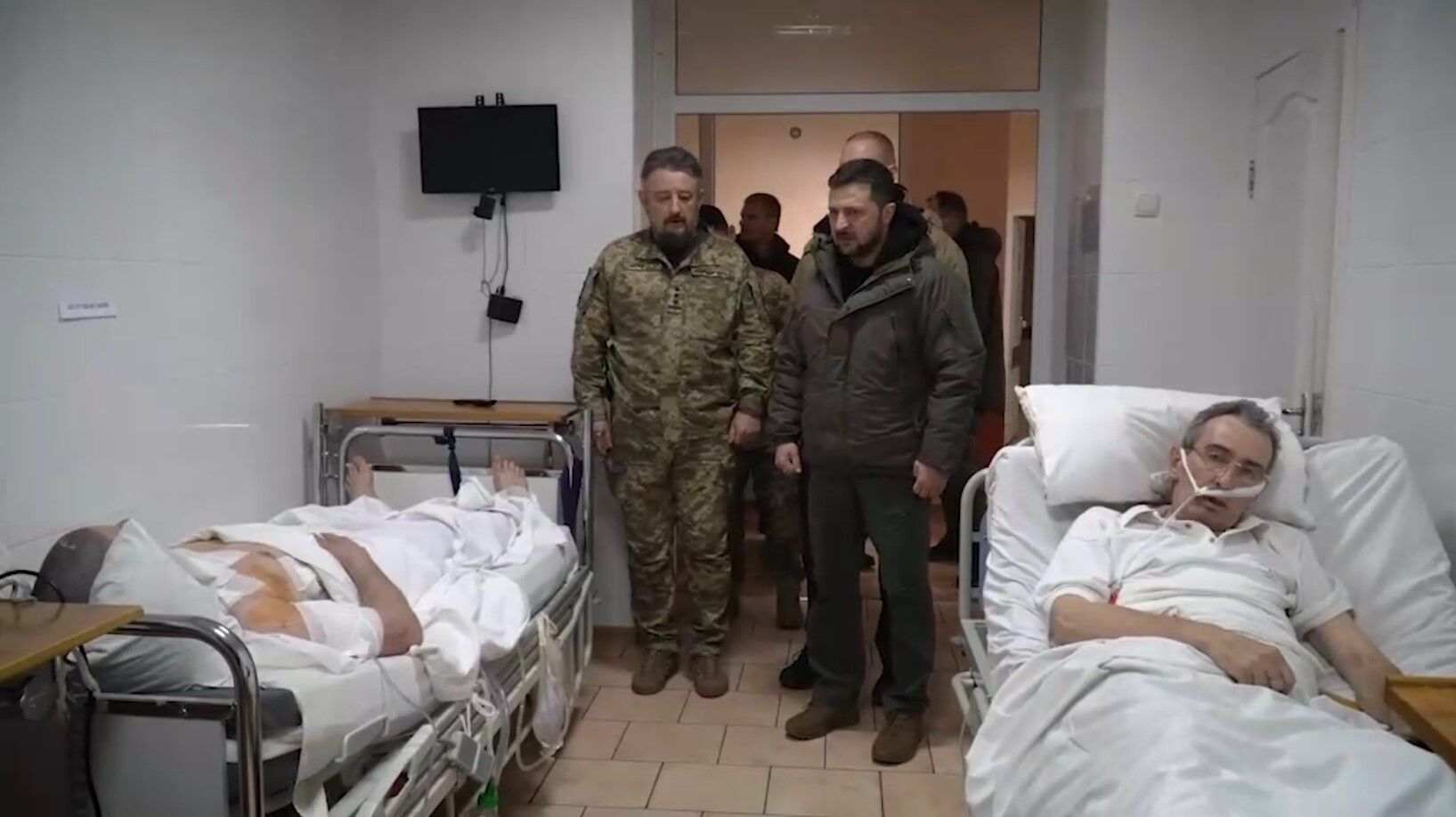 Зеленский в День ВСУ посетил раненных бойцов в Харьковском госпитале и вручил награды. Видео