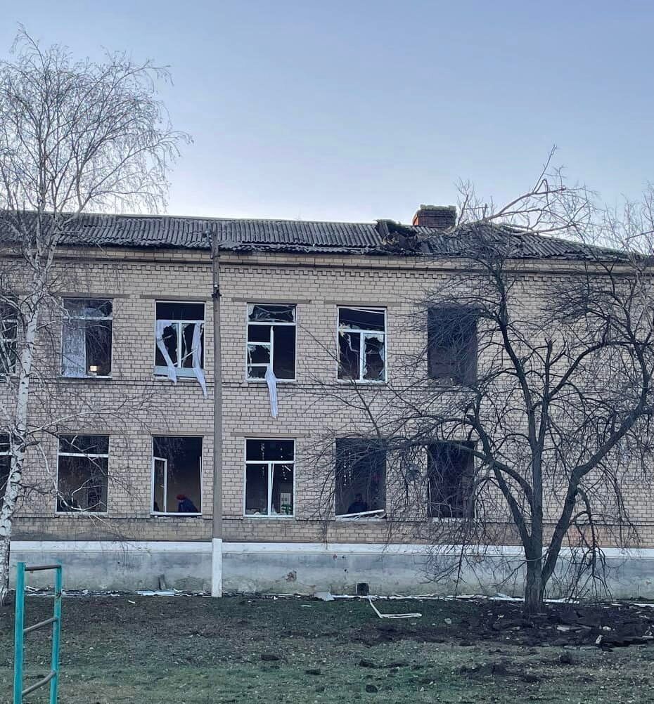 Війська РФ вдарили ракетами по школі у Краматорську, де облаштували "пункт незламності". Фото та відео