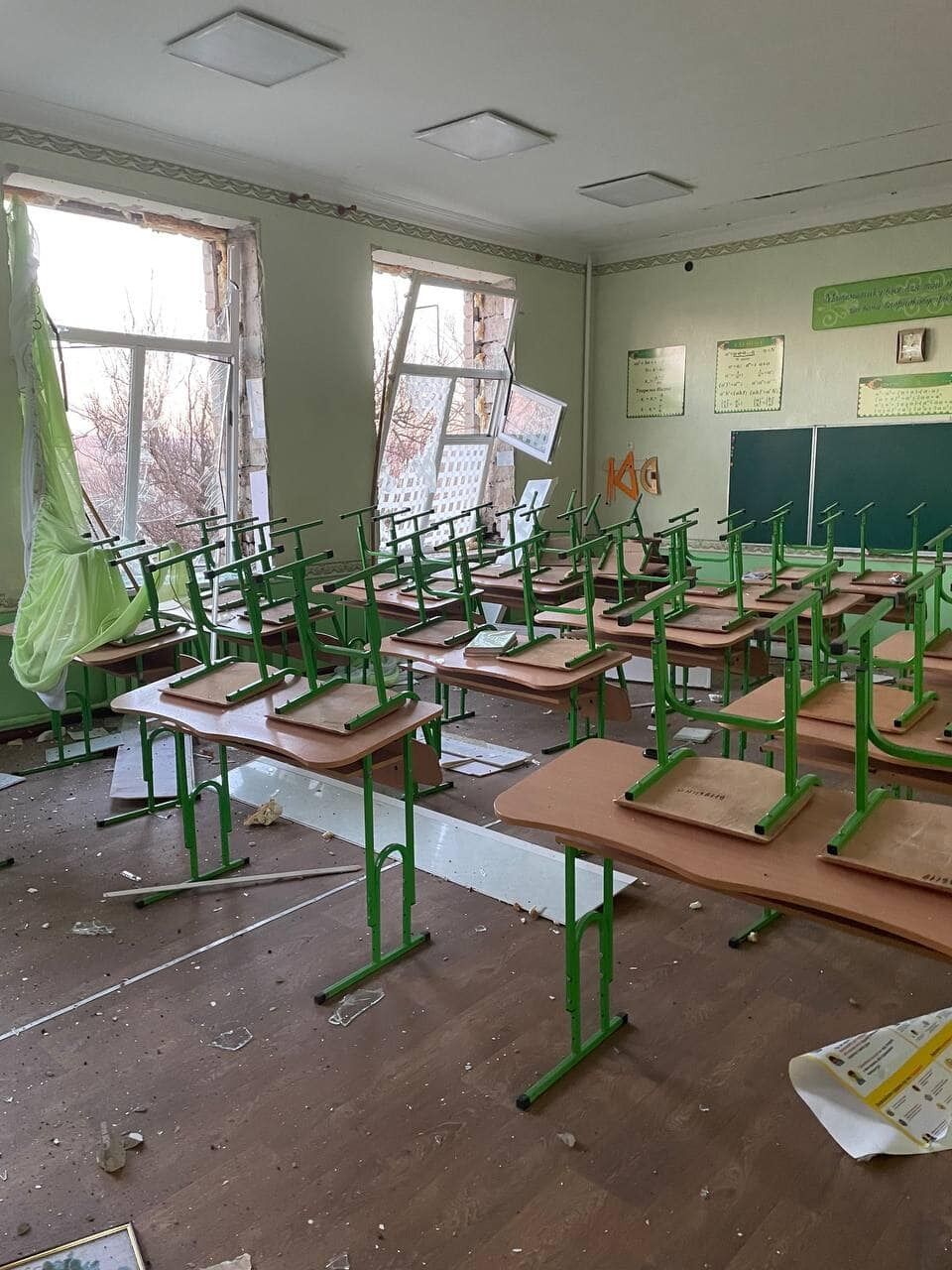 Війська РФ вдарили ракетами по школі у Краматорську, де облаштували ''пункт незламності''. Фото та відео
