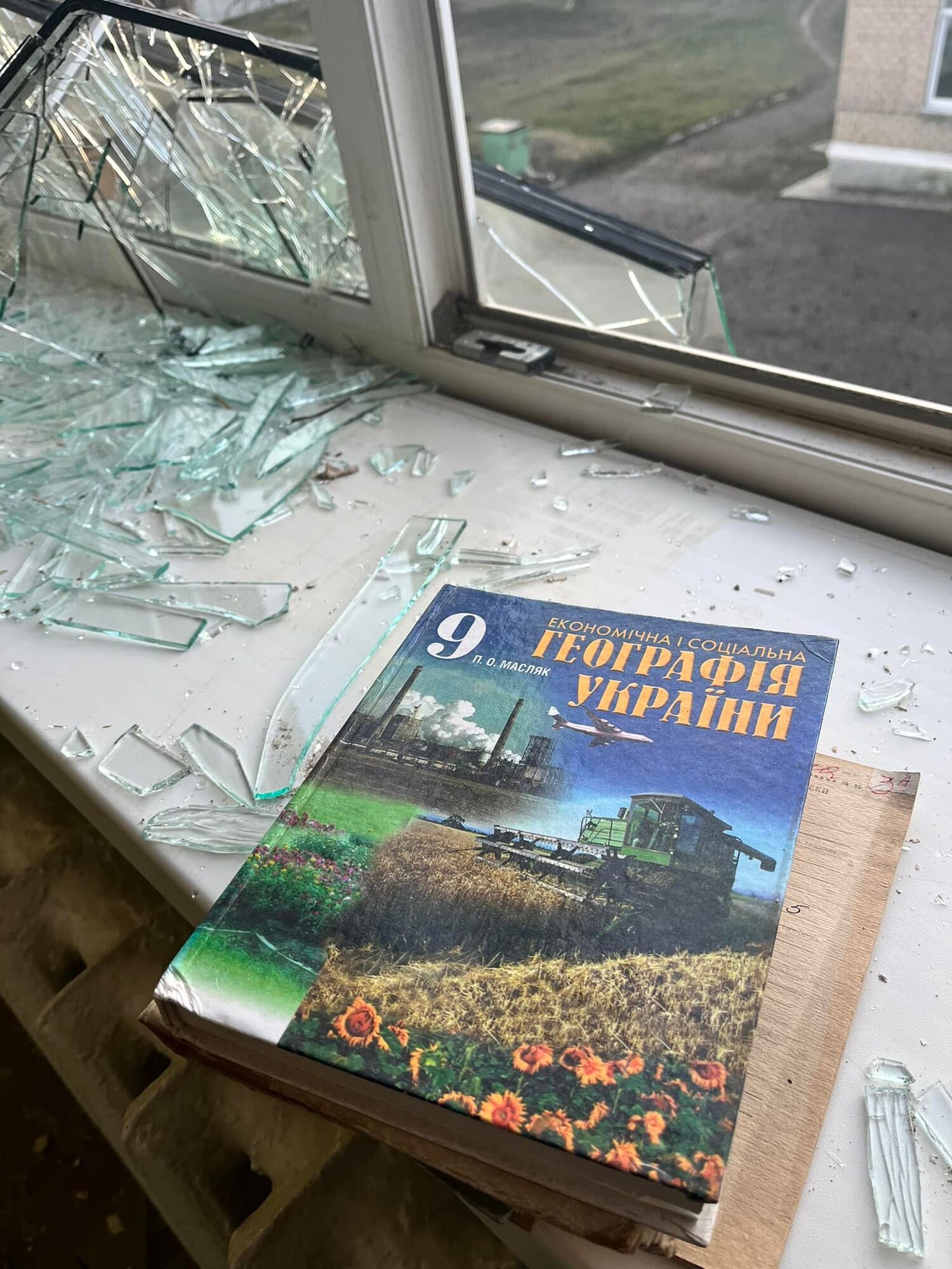 Войска РФ ударили ракетами по школе в Краматорске, где обустроили ''пункт несокрушимости''. Фото и видео