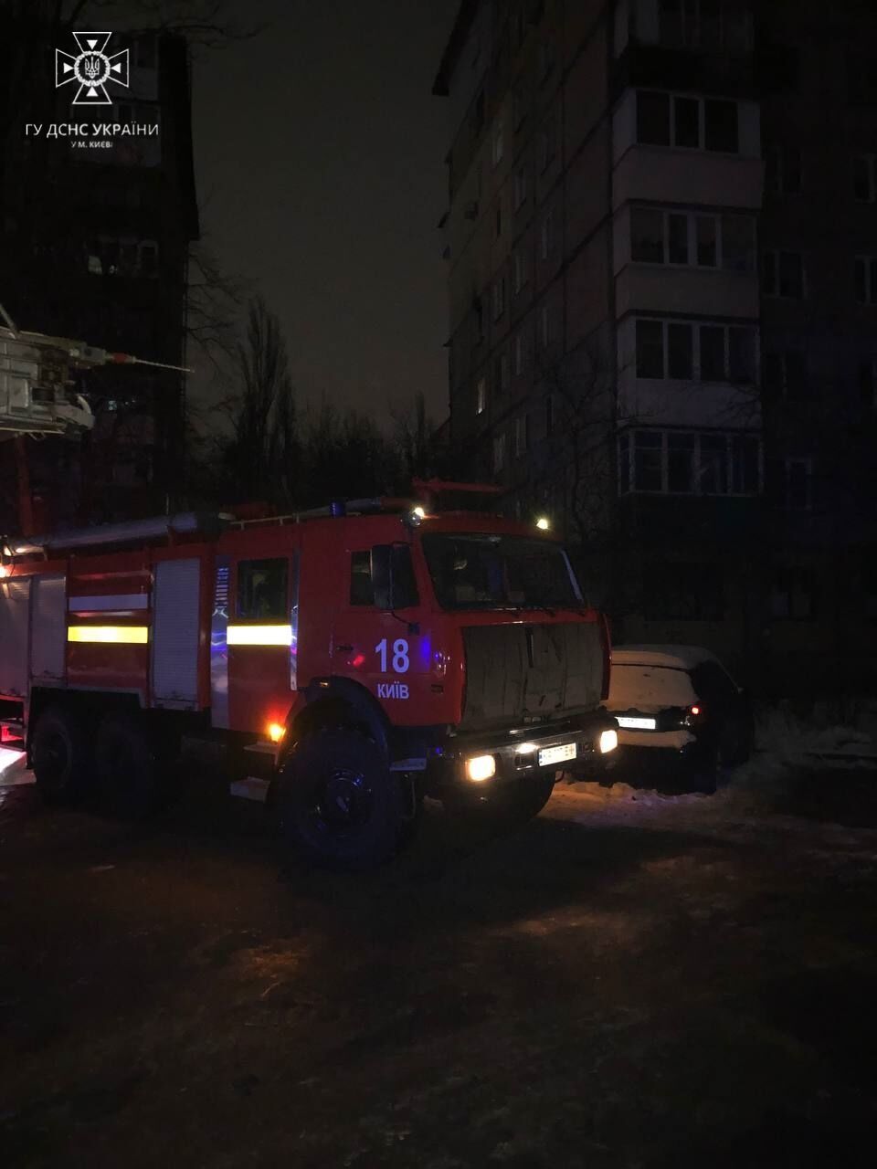 В Києві з палаючої квартири врятували дитину, яка була сама вдома. Фото