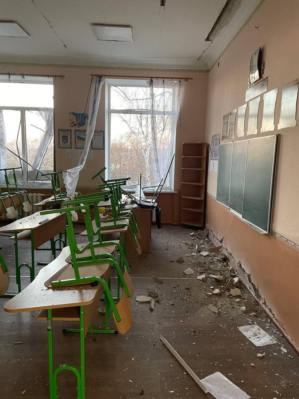 Війська РФ вдарили ракетами по школі у Краматорську, де облаштували "пункт незламності". Фото та відео