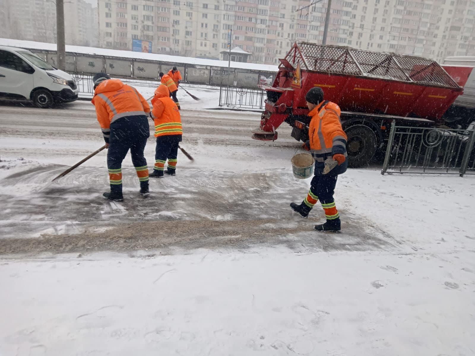 В Киеве водителей призвали не выезжать в город 7 декабря: после обеда столицу накроет снегопад