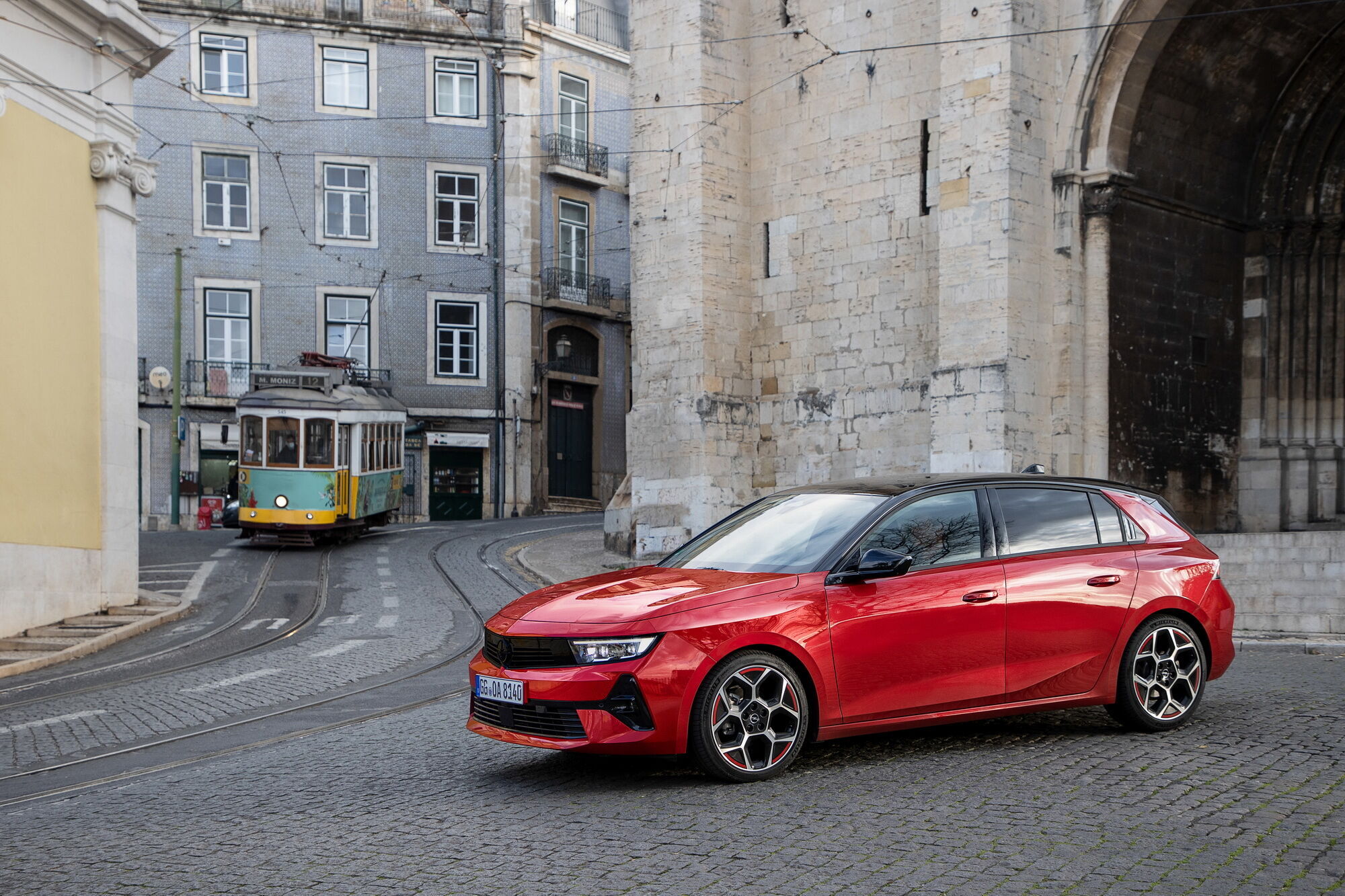 Стали известны украинские цены на новый Opel Astra