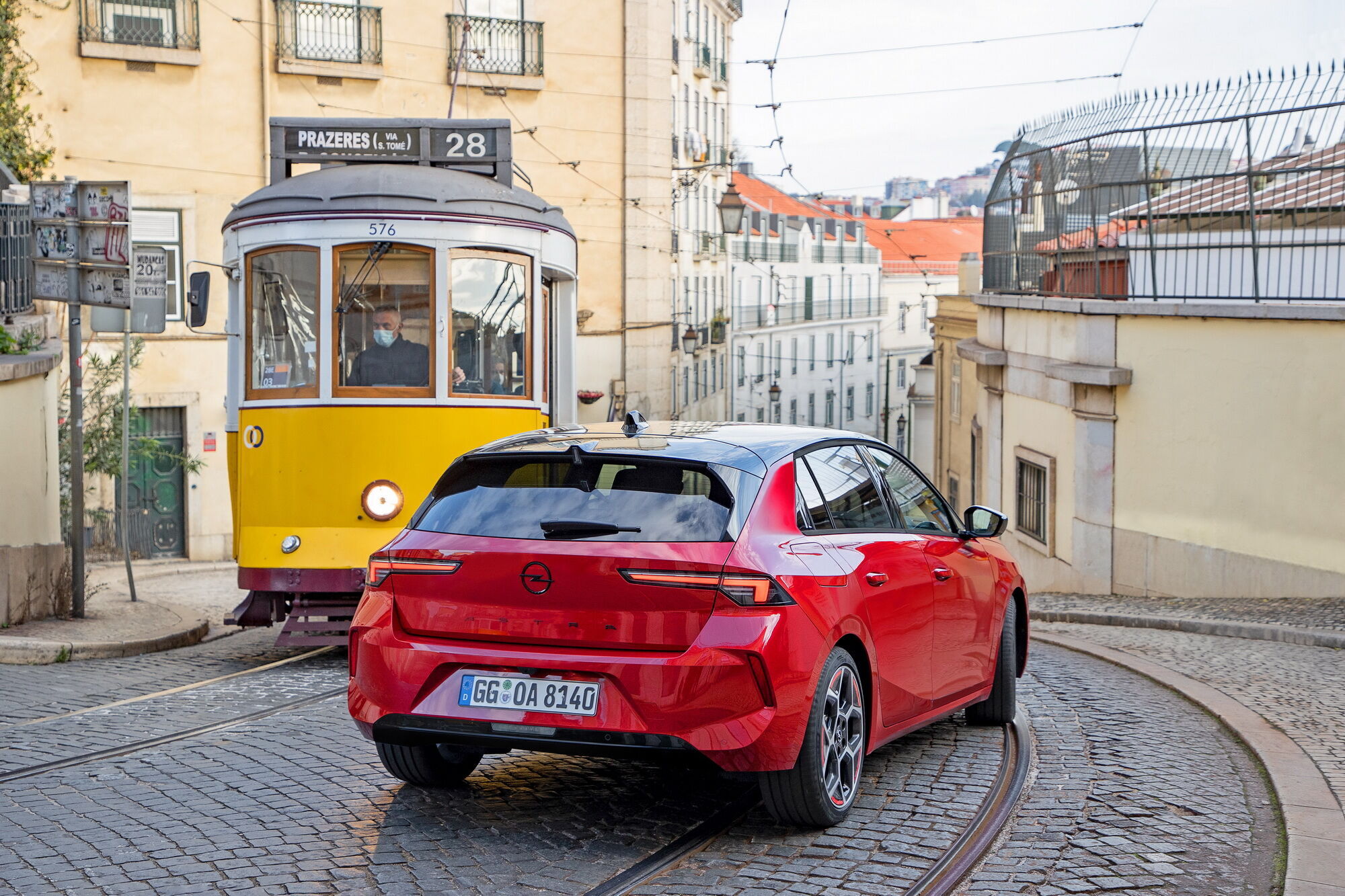 Стали известны украинские цены на новый Opel Astra