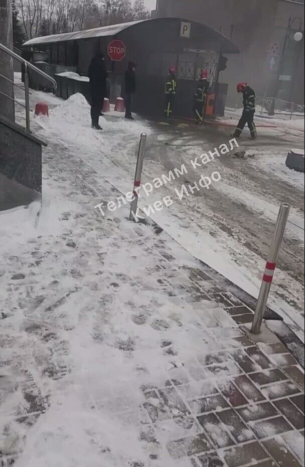 В Києві на Новопечерських Липках сталась пожежа в підземному паркінгу. Відео