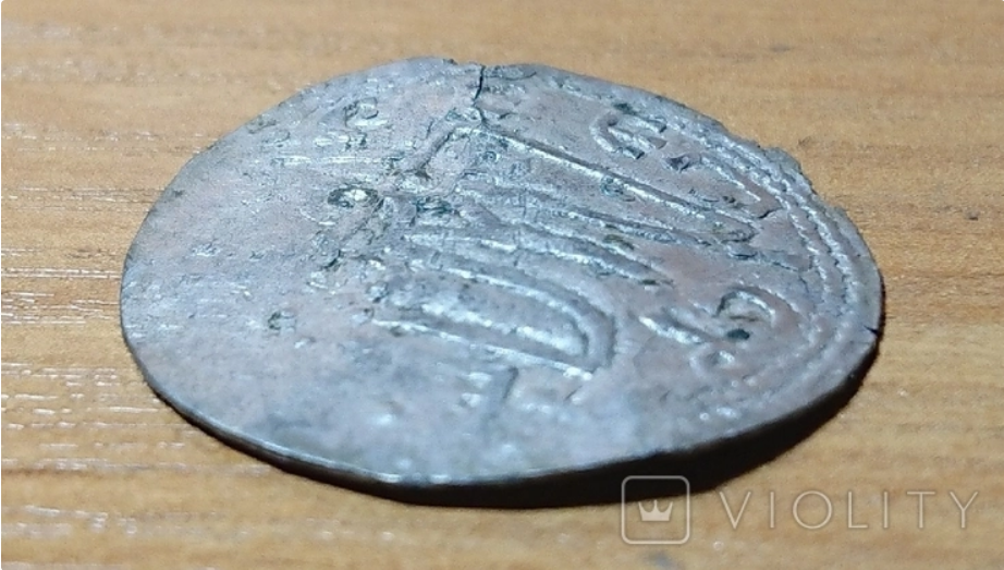 На реверсе монеты изображен тризуб