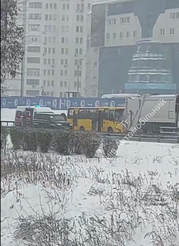 В Киеве произошло ДТП с участием маршрутки и мусоровоза. Видео