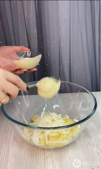 Культовий салат з куркою та ананасами на Новий рік: як зробити страву ще смачнішою