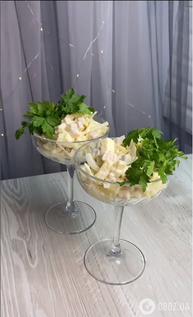 Культовий салат з куркою та ананасами на Новий рік: як зробити страву ще смачнішою