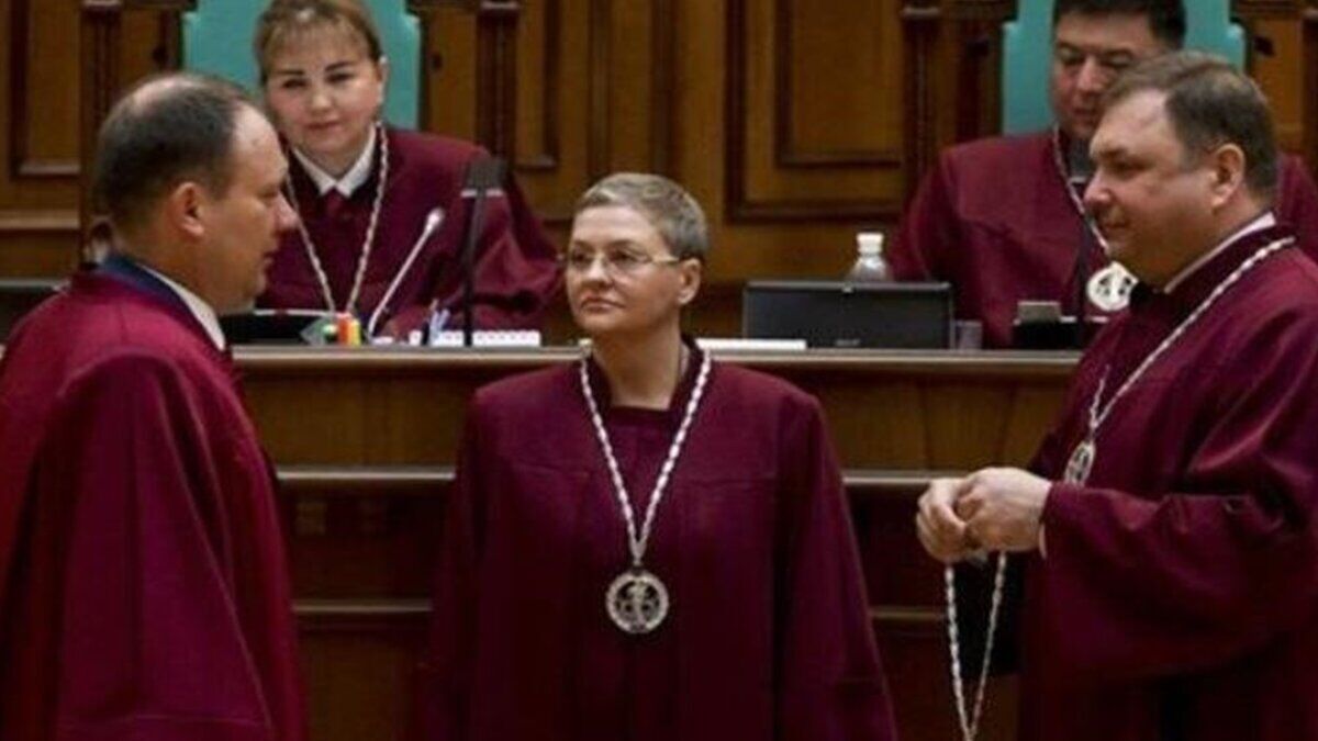 Троє суддів Конституційного Суду України пішли у відставку: названо прізвища