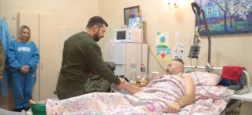 Зеленский в День ВСУ вручил награды раненым защитникам в киевском госпитале. Видео
