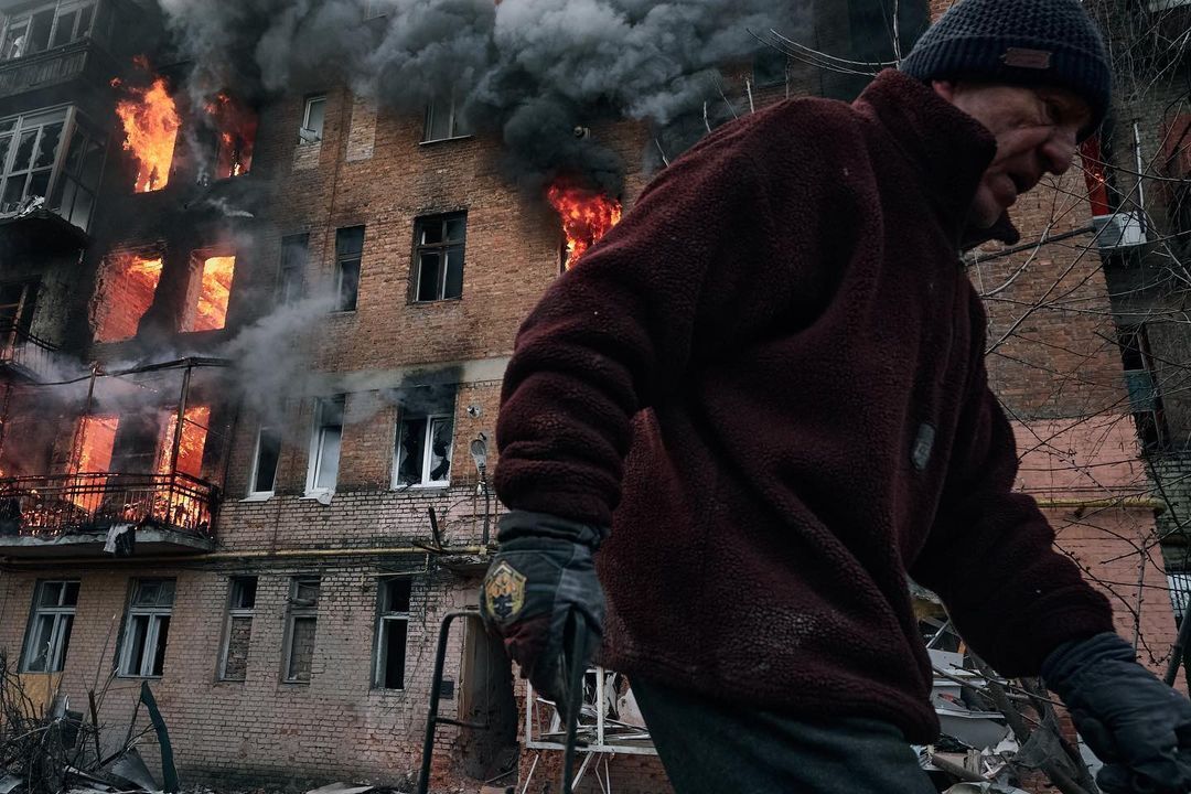 Шостий приліт у під'їзд за тиждень: з’явилися фото охопленої вогнем багатоповерхівки у Бахмуті, зроблені просто під час обстрілу