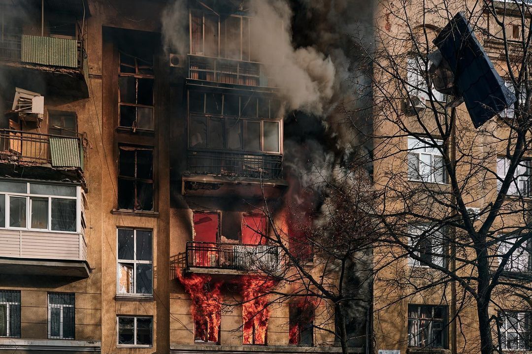 Шостий приліт у під'їзд за тиждень: з’явилися фото охопленої вогнем багатоповерхівки у Бахмуті, зроблені просто під час обстрілу