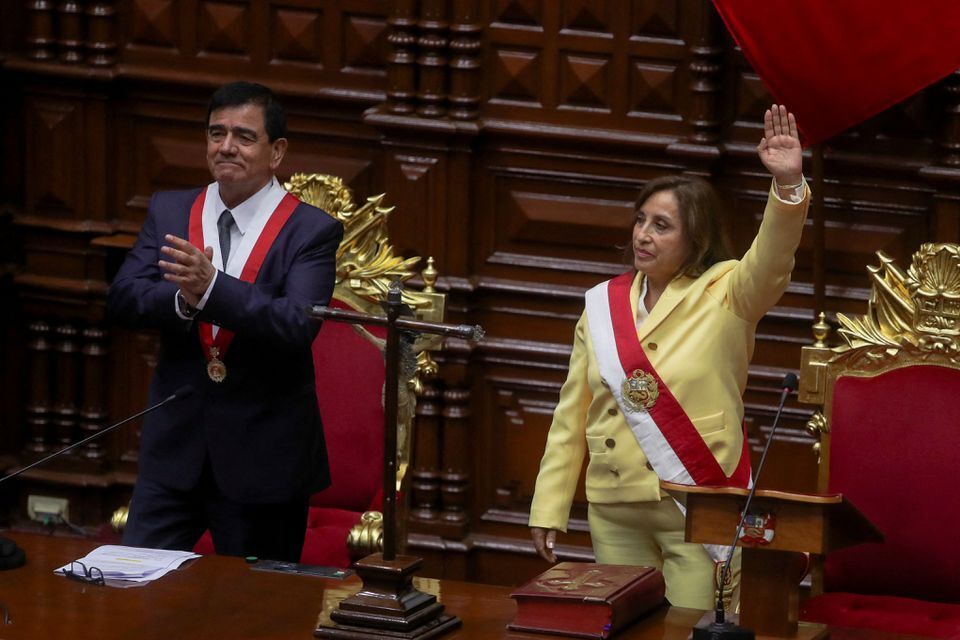 В Перу оголосили імпічмент президенту через спробу держперевороту:  владу отримала віцепрезидентка