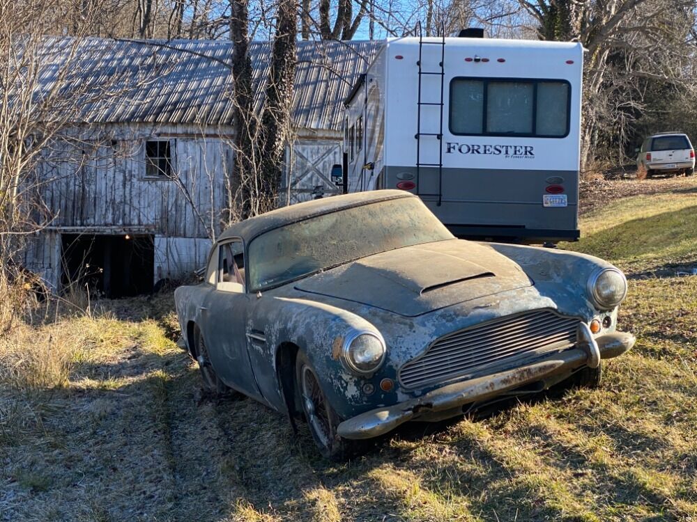 60-летний Aston Martin обнаружили в заброшенном гараже