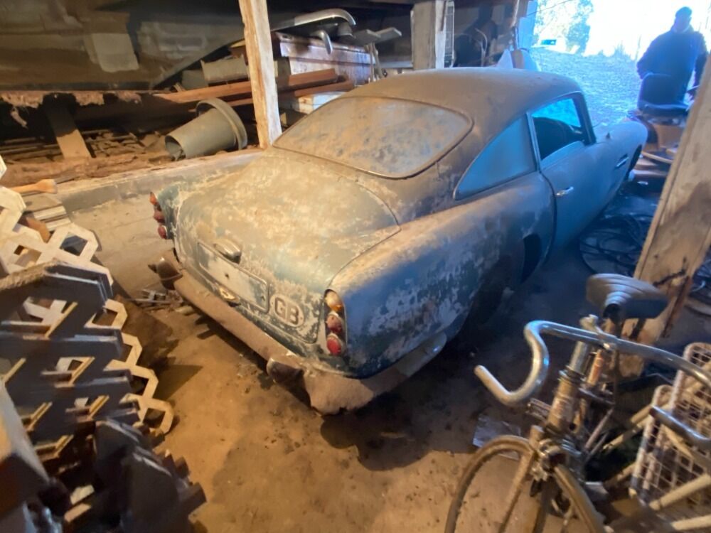 60-річний Aston Martin виявили у покинутому гаражі