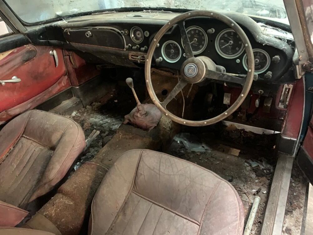 60-річний Aston Martin виявили у покинутому гаражі