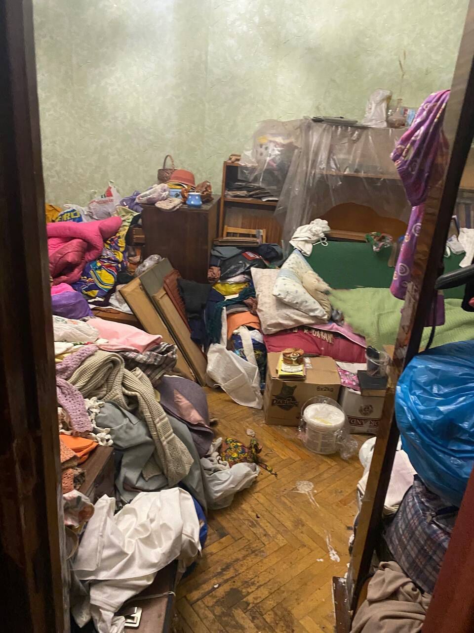 У Києві з неблагополучної родини вилучили 4-місячного малюка: жив серед безладу та антисанітарії. Фото