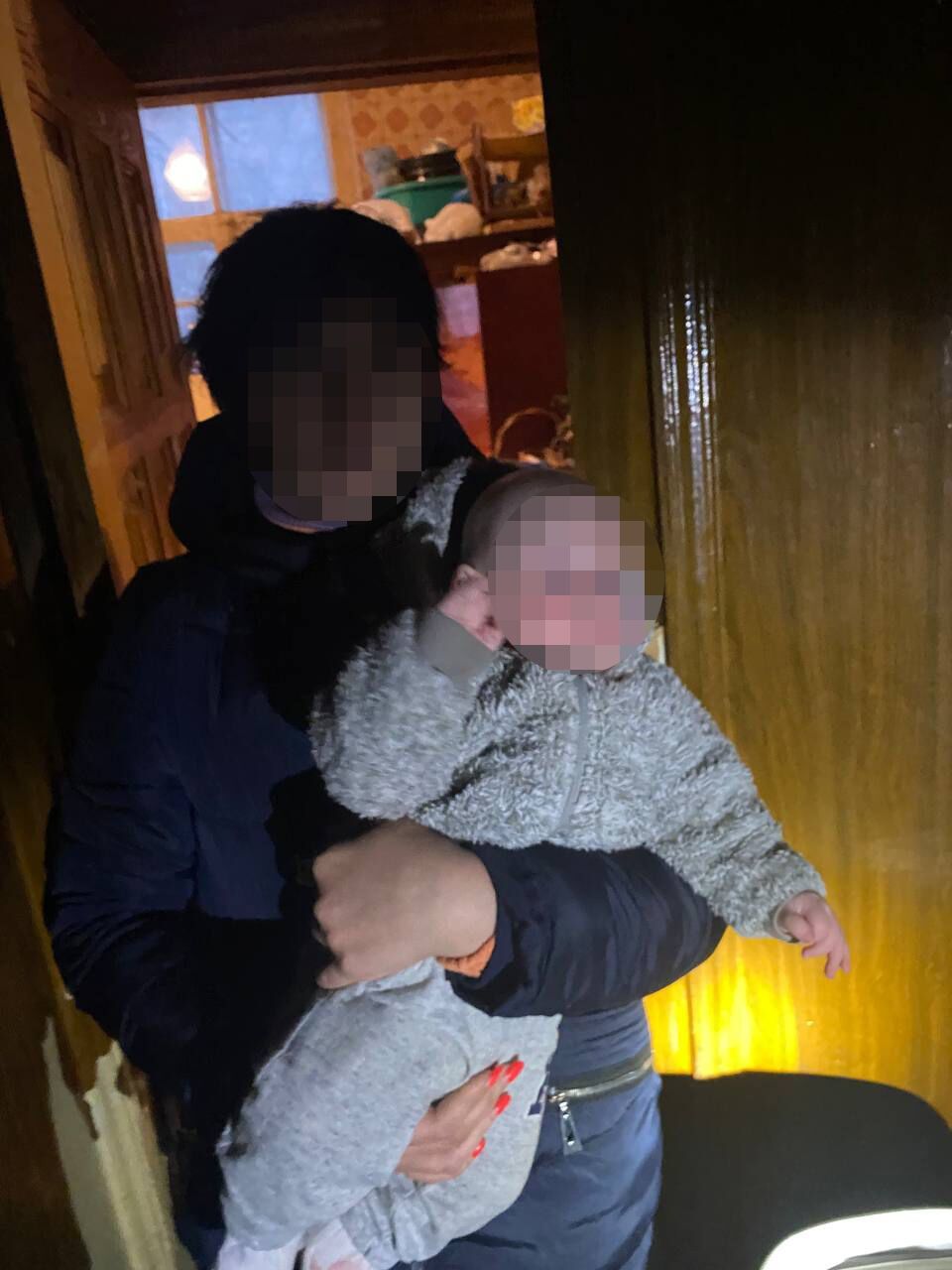 В Киеве из неблагополучной семьи изъяли 4-месячного малыша: жил среди беспорядка и антисанитарии. Фото