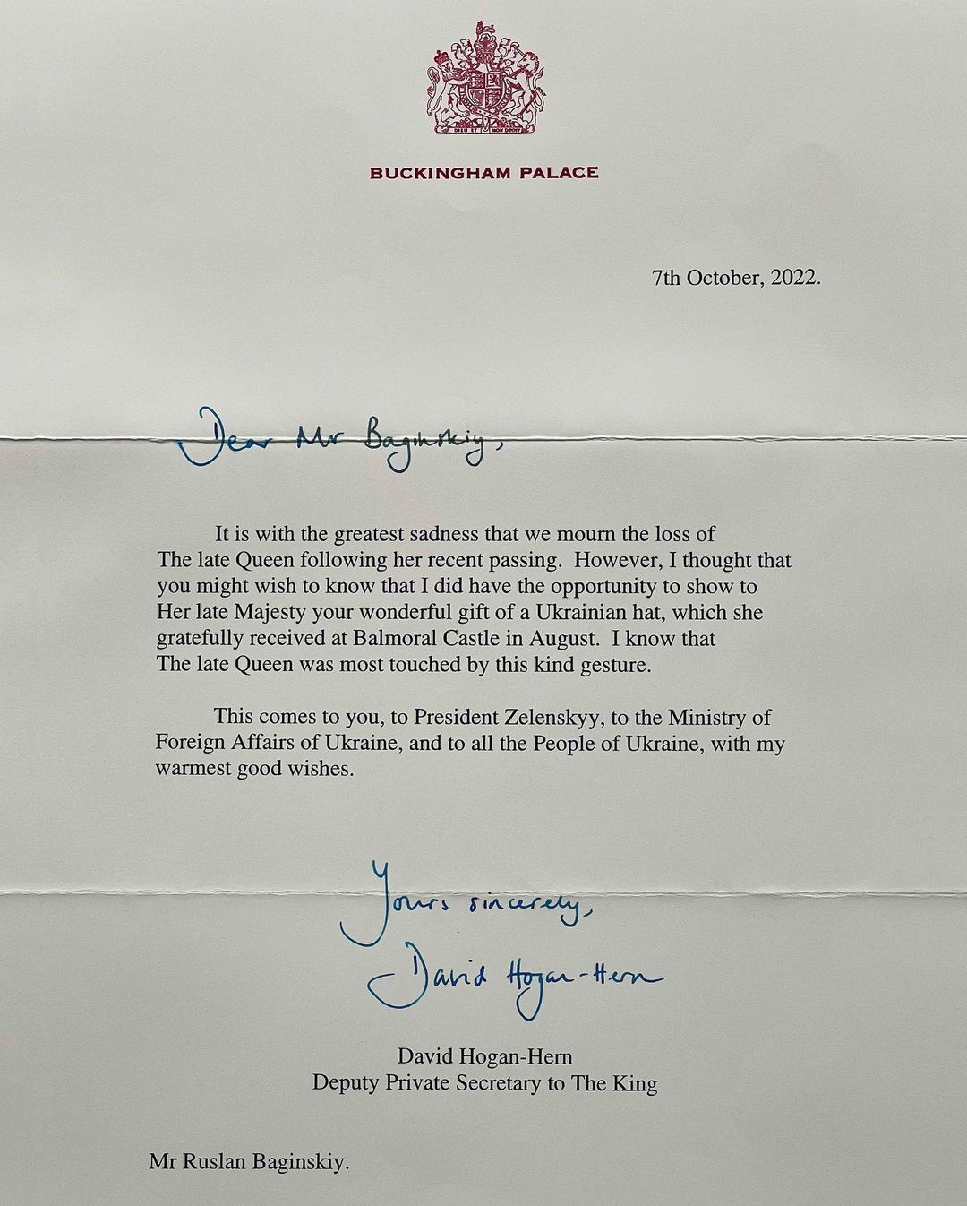 Букингемский дворец отправил официальное письмо украинскому дизайнеру, создавшему шляпку для Елизаветы II: что в нем написали