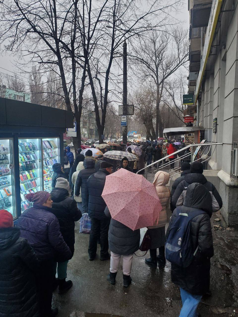 В Днепре из-за гололеда возник транспортный коллапс, много ДТП. Фото и видео