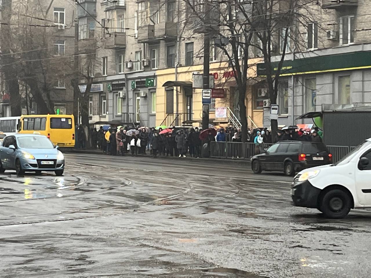 В Днепре из-за гололеда возник транспортный коллапс, много ДТП. Фото и видео