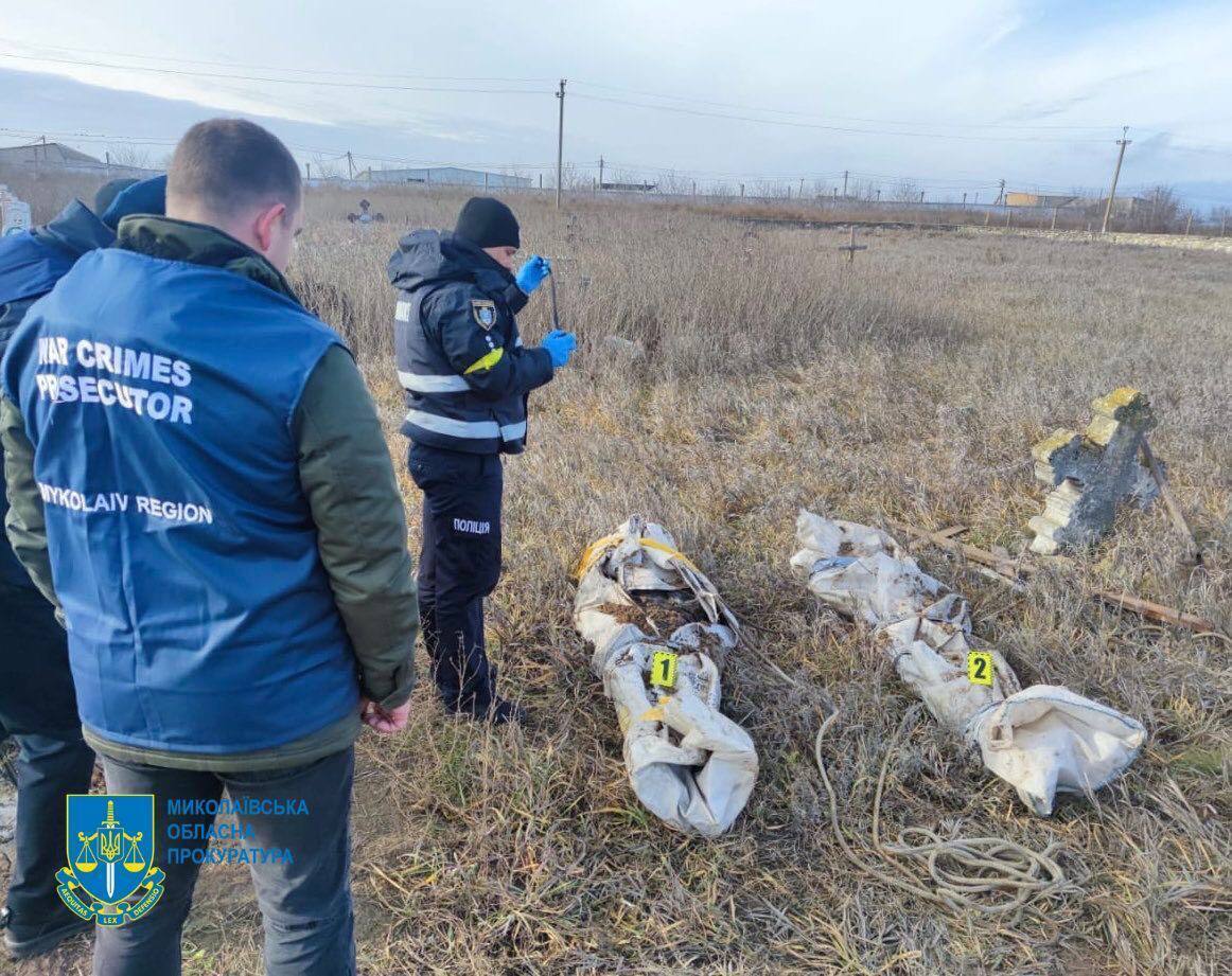 На звільненій частині Миколаївщини виявили тіла закатованих окупантами трьох мирних мешканців. Фото