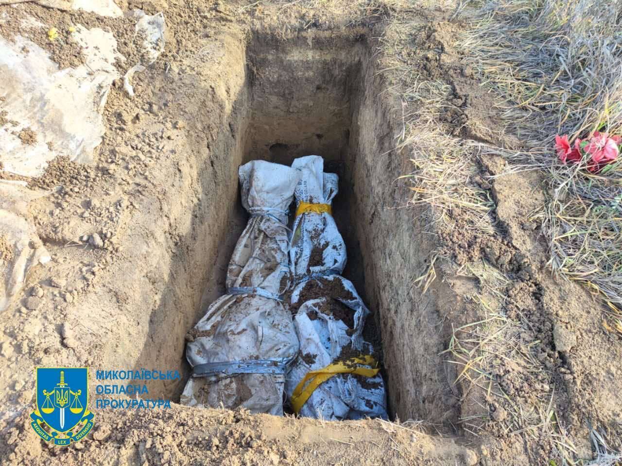 На звільненій частині Миколаївщини виявили тіла закатованих окупантами трьох мирних мешканців. Фото