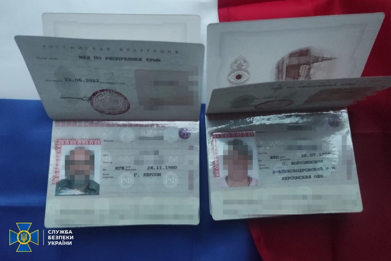 Паспорти РФ, перепустки федеральних радників і ''прапор новоросії'': в СБУ розповіли, що знайшли під час обшуків в єпархіях УПЦ МП. Фото