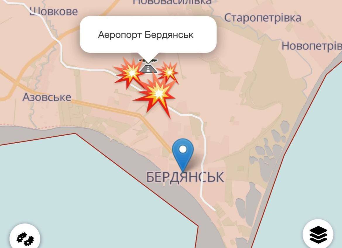 На авіабазі в окупованому Бердянську пролунали три потужні вибухи і ще понад 10 меншої сили: всі подробиці